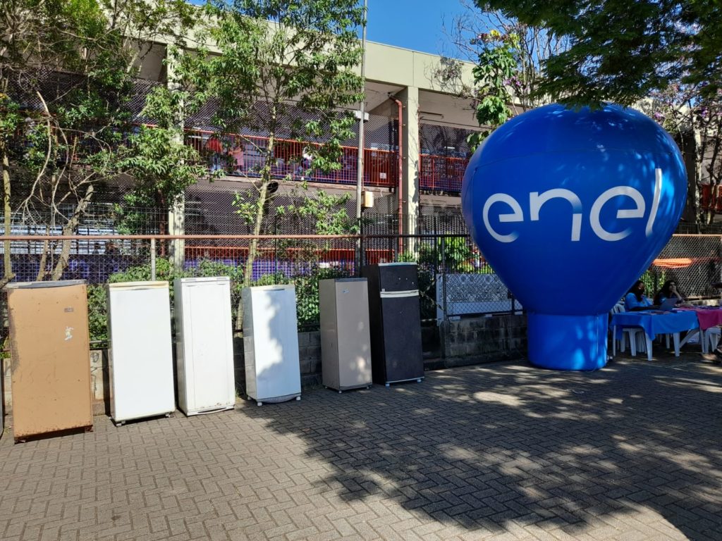 Enel realiza diagnósticos energéticos para troca de geladeiras e lâmpadas  LED no Jardim Icaraí