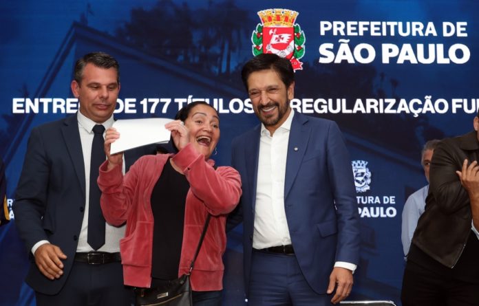 Prefeito Ricardo Nunes entrega títulos de regularização fundiária para famílias do Jabaquara (1)